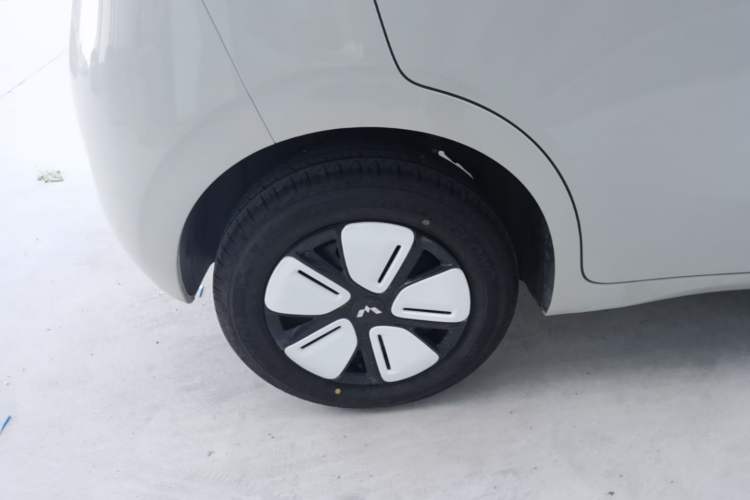 Used Wuling Hongguang MINIEV 2025 Four-Door Version Advanced Edition Right Rear Wheel Hub