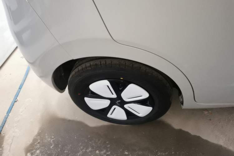 Used Wuling Hongguang MINIEV 2025 Four-Door Version Advanced Edition Right Rear Wheel Hub