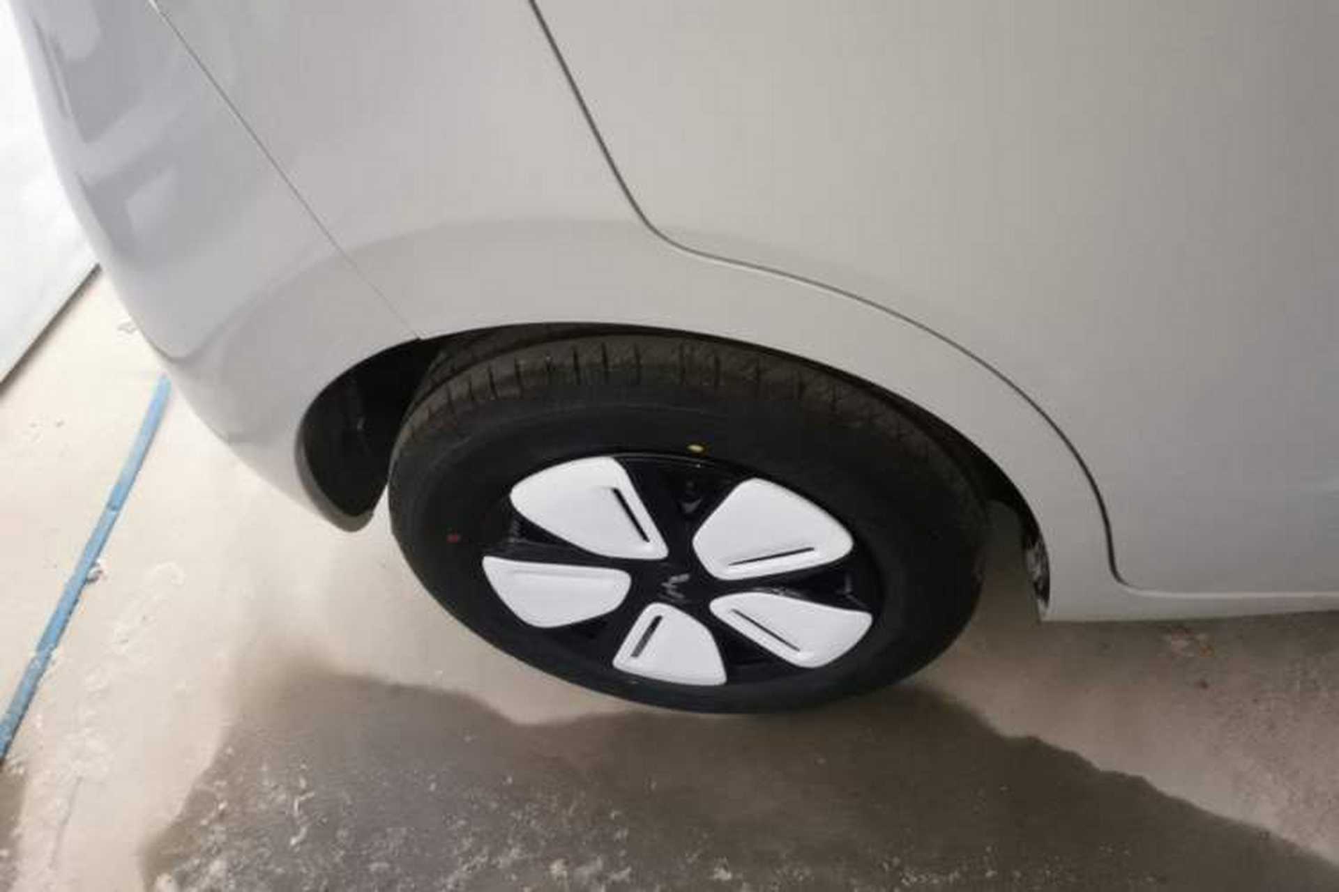 Used Wuling Hongguang MINIEV 2025 Four-Door Version Advanced Edition Right Rear Wheel Hub