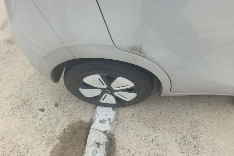 Used Wuling Hongguang MINIEV 2025 Four-Door Version Advanced Edition Right Rear Wheel Hub