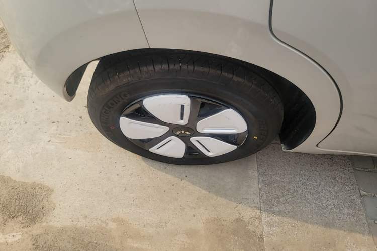 Used Wuling Hongguang MINIEV 2025 Four-Door Version Advanced Edition Right Rear Wheel Hub