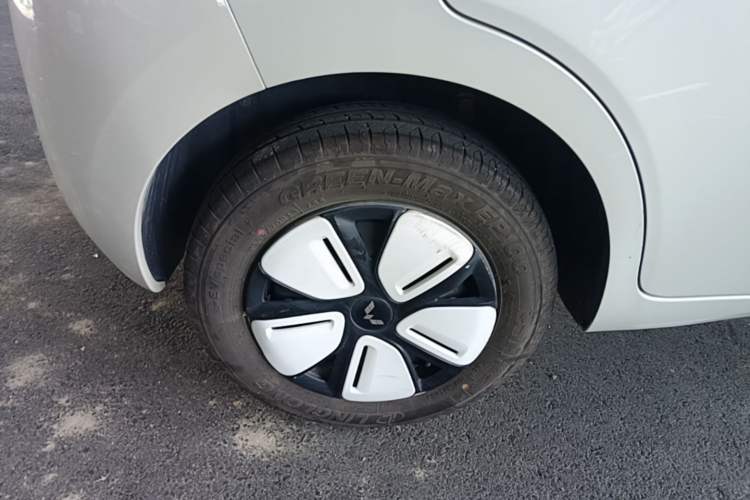 Used Wuling Hongguang MINIEV 2025 Four-Door Version Advanced Edition Right Rear Wheel Hub