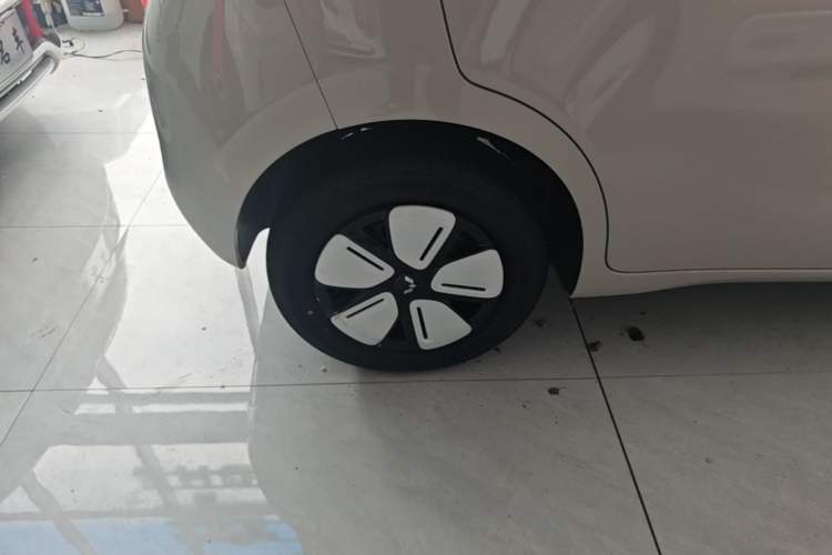 Used Wuling Hongguang MINIEV 2025 Four-Door Version Advanced Edition Right Rear Wheel Hub