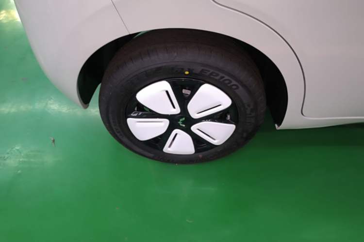 Used Wuling Hongguang MINIEV 2025 Four-Door Version Advanced Edition Right Rear Wheel Hub