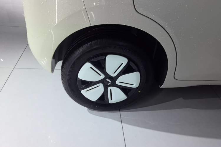 Used Wuling Hongguang MINIEV 2025 Four-Door Version Advanced Edition Right Rear Wheel Hub