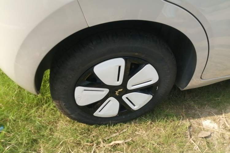 Used Wuling Hongguang MINIEV 2025 Four-Door Version Advanced Edition Right Rear Wheel Hub