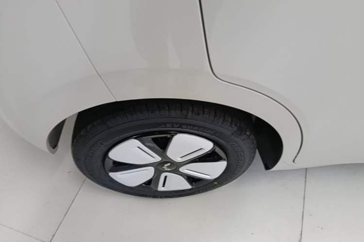 Used Wuling Hongguang MINIEV 2025 Four-Door Version Advanced Edition Right Rear Wheel Hub