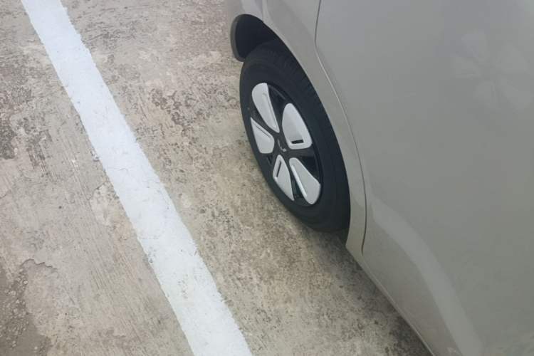 Used Wuling Hongguang MINIEV 2025 Four-Door Version Advanced Edition Right Rear Wheel Hub