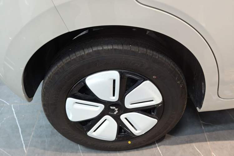 Used Wuling Hongguang MINIEV 2025 Four-Door Version Advanced Edition Right Rear Wheel Hub