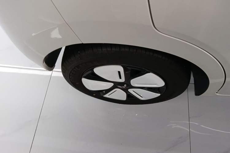 Used Wuling Hongguang MINIEV 2025 Four-Door Version Advanced Edition Right Rear Wheel Hub