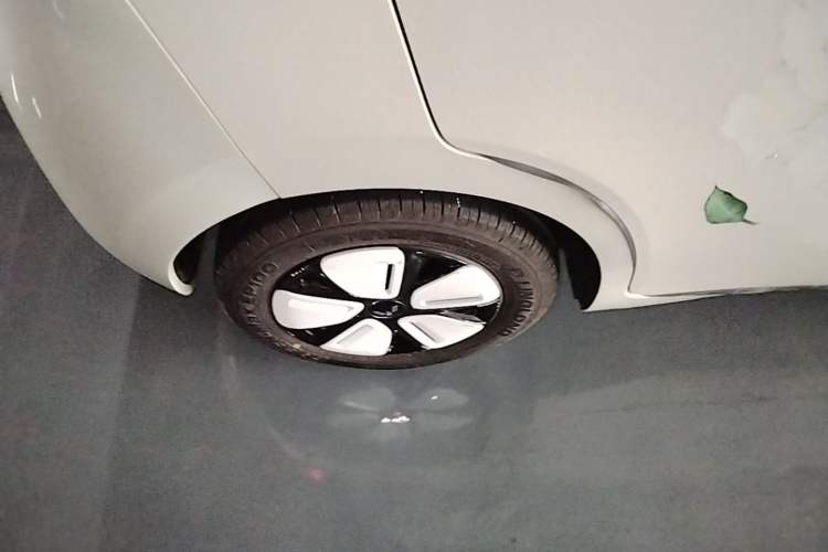 Used Wuling Hongguang MINIEV 2025 Four-Door Version Advanced Edition Right Rear Wheel Hub