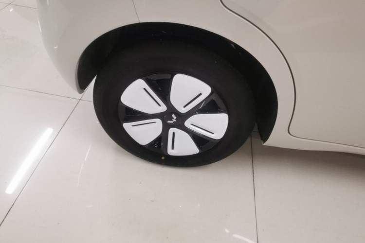 Used Wuling Hongguang MINIEV 2025 Four-Door Version Advanced Edition Right Rear Wheel Hub