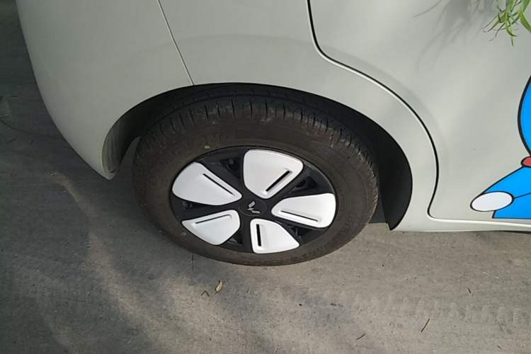 Used Wuling Hongguang MINIEV 2025 Four-Door Version Advanced Edition Right Rear Wheel Hub