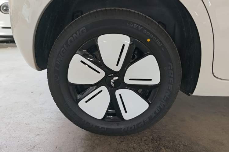 Used Wuling Hongguang MINIEV 2025 Four-Door Version Advanced Edition Right Rear Wheel Hub
