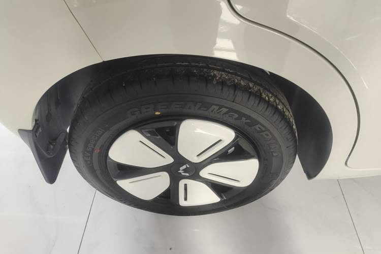Used Wuling Hongguang MINIEV 2025 Four-Door Version Premium Edition Right Rear Wheel Hub