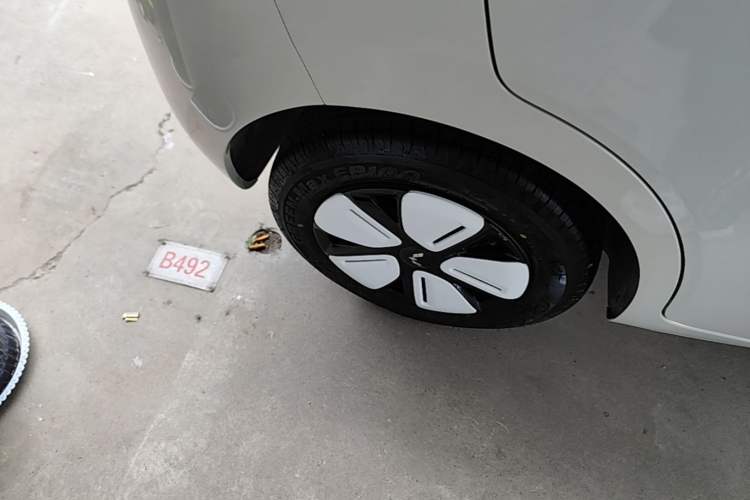 Used Wuling Hongguang MINIEV 2025 Four-Door Version Advanced Edition Right Rear Wheel Hub