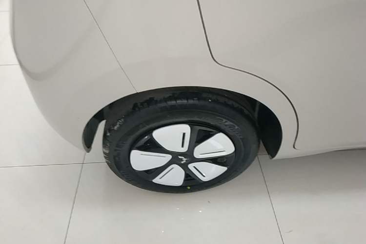 Used Wuling Hongguang MINIEV 2025 Four-Door Version Advanced Edition Right Rear Wheel Hub
