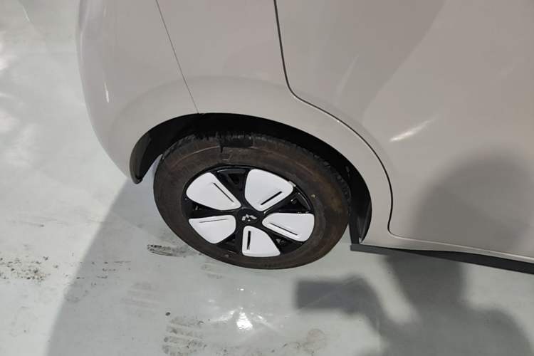 Used Wuling Hongguang MINIEV 2025 Four-Door Version Advanced Edition Right Rear Wheel Hub