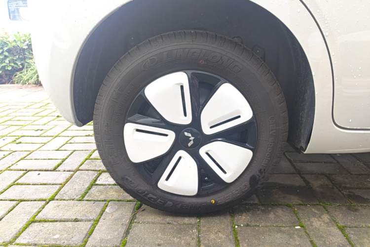 Used Wuling Hongguang MINIEV 2025 Four-Door Version Advanced Edition Right Rear Wheel Hub