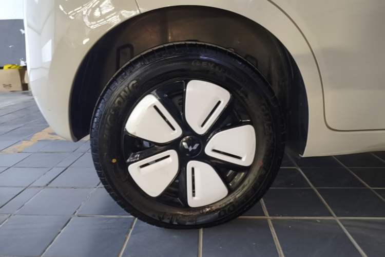 Used Wuling Hongguang MINIEV 2025 Four-Door Version Advanced Edition Right Rear Wheel Hub