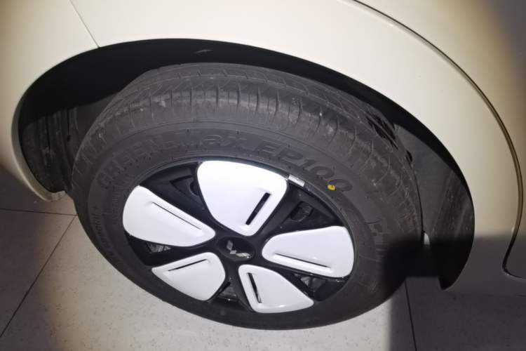 Used Wuling Hongguang MINIEV 2025 Four-Door Version Advanced Edition Right Rear Wheel Hub