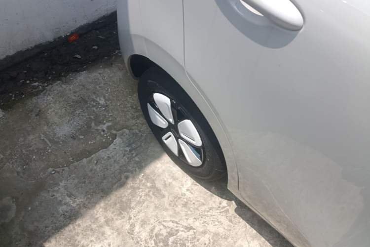 Used Wuling Hongguang MINIEV 2025 Four-Door Version Advanced Edition Right Rear Wheel Hub
