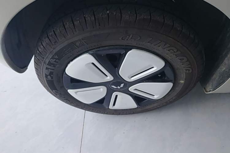 Used Wuling Hongguang MINIEV 2025 Four-Door Version Advanced Edition Right Rear Wheel Hub
