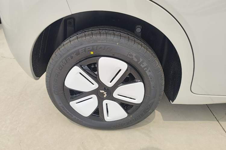 Used Wuling Hongguang MINIEV 2025 Four-Door Version Advanced Edition Right Rear Wheel Hub