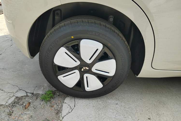 Used Wuling Hongguang MINIEV 2025 Four-Door Version Advanced Edition Right Rear Wheel Hub