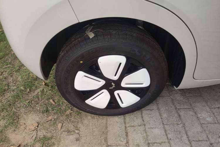 Used Wuling Hongguang MINIEV 2025 Four-Door Version Advanced Edition Right Rear Wheel Hub