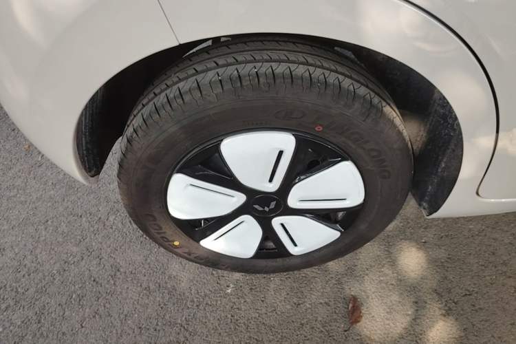 Used Wuling Hongguang MINIEV 2025 Four-Door Version Advanced Edition Right Rear Wheel Hub