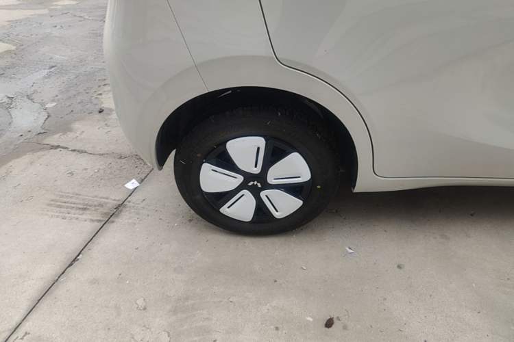 Used Wuling Hongguang MINIEV 2025 Four-Door Version Advanced Edition Right Rear Wheel Hub
