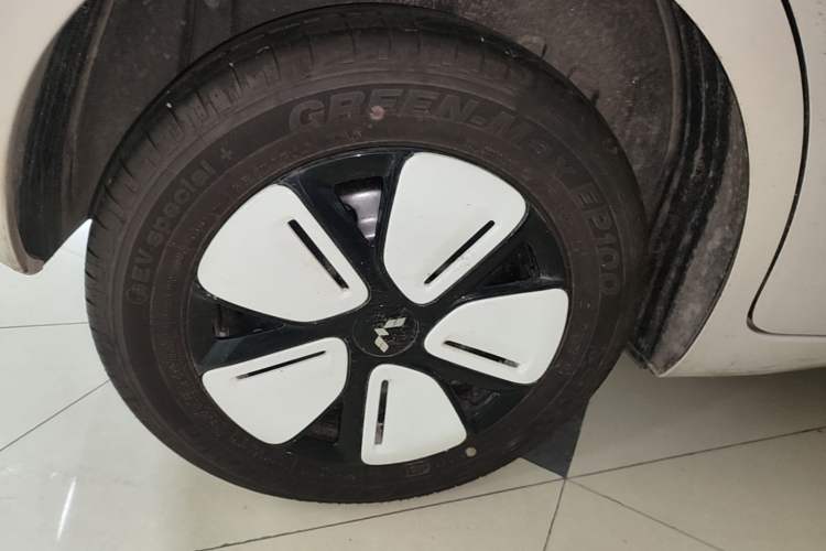 Used Wuling Hongguang MINIEV 2025 Four-Door Version Advanced Edition Right Rear Wheel Hub