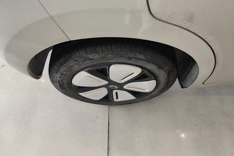 Used Wuling Hongguang MINIEV 2025 Four-Door Version Advanced Edition Right Rear Wheel Hub