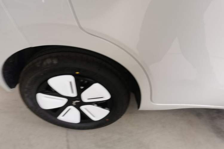 Used Wuling Hongguang MINIEV 2025 Four-Door Version Advanced Edition Right Rear Wheel Hub