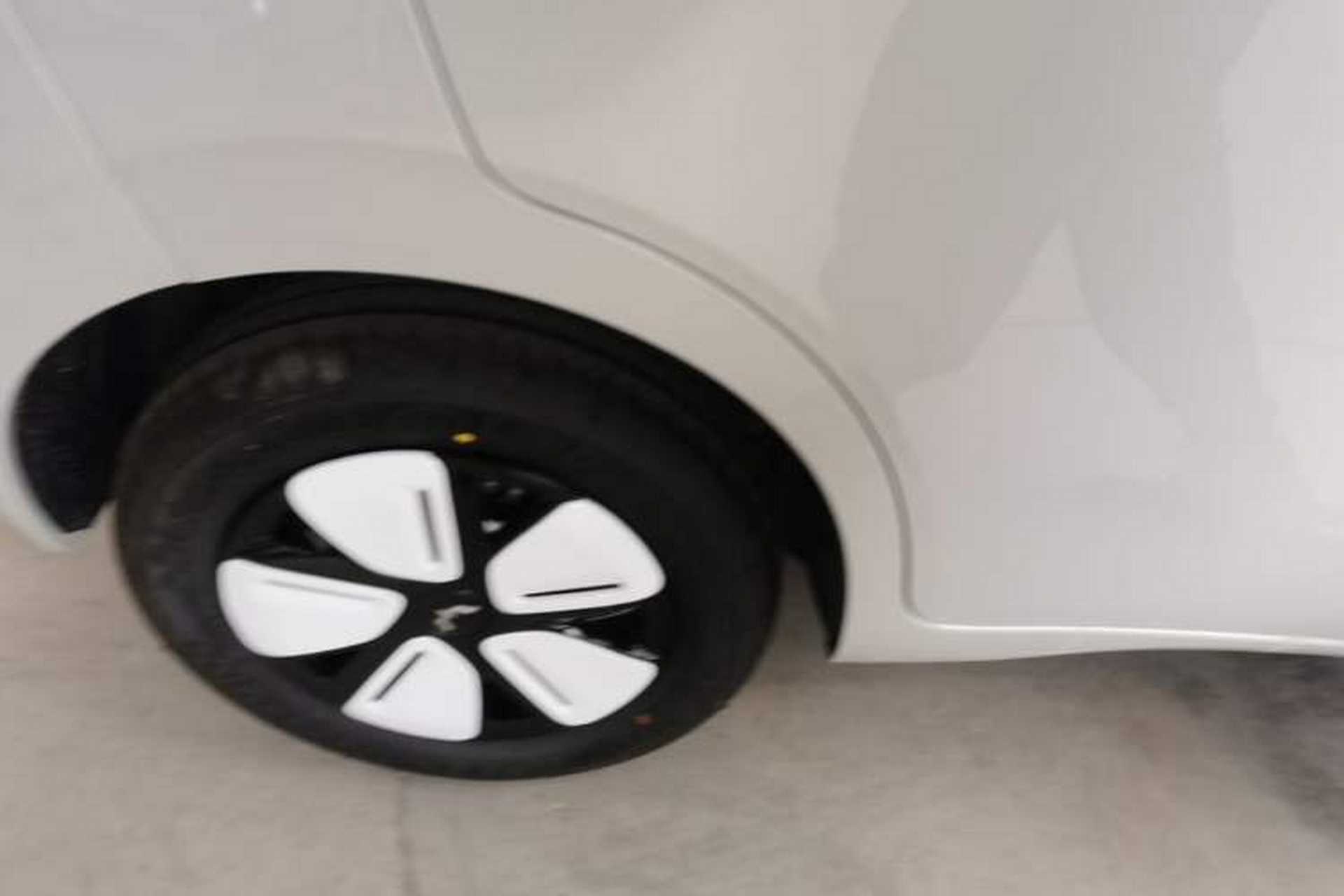 Used Wuling Hongguang MINIEV 2025 Four-Door Version Advanced Edition Right Rear Wheel Hub
