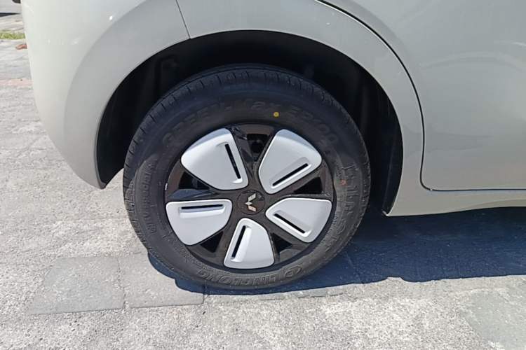 Used Wuling Hongguang MINIEV 2025 Four-Door Version Advanced Edition Right Rear Wheel Hub