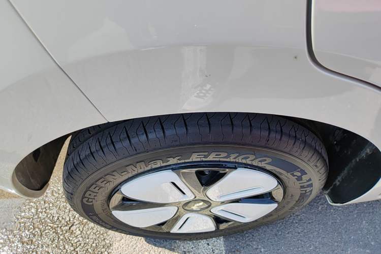 Used Wuling Hongguang MINIEV 2025 Four-Door Version Advanced Edition Right Rear Wheel Hub