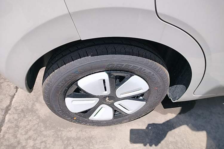 Used Wuling Hongguang MINIEV 2025 Four-Door Version Advanced Edition Right Rear Wheel Hub