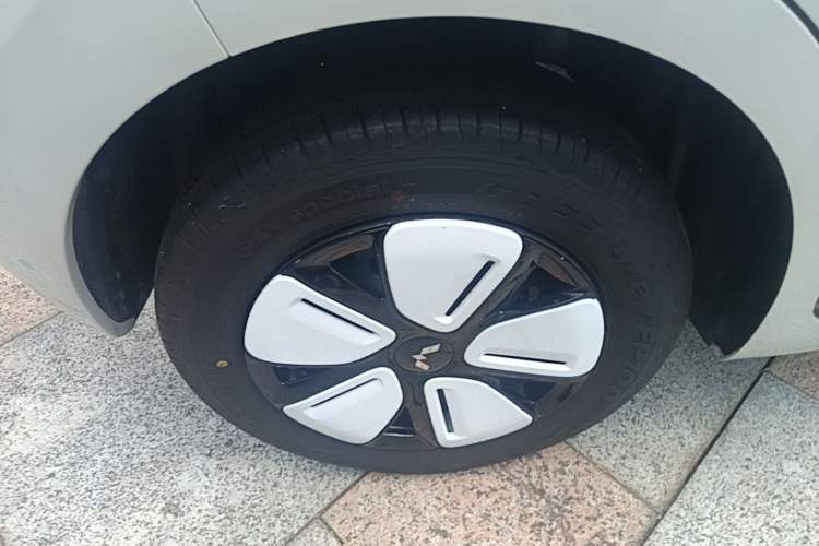 Used Wuling Hongguang MINIEV 2025 Four-Door Version Advanced Edition Right Rear Wheel Hub