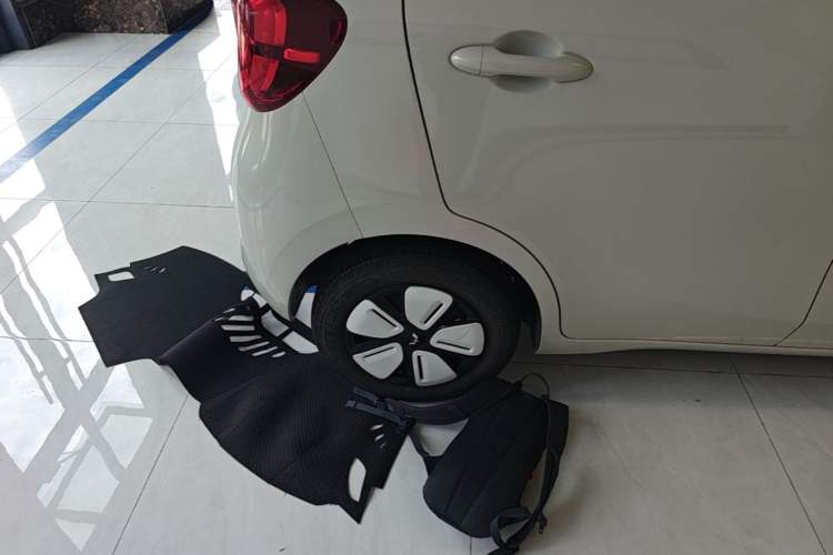 Used Wuling Hongguang MINIEV 2025 Four-Door Version Zhenxiang+ Edition Right Rear Wheel Hub