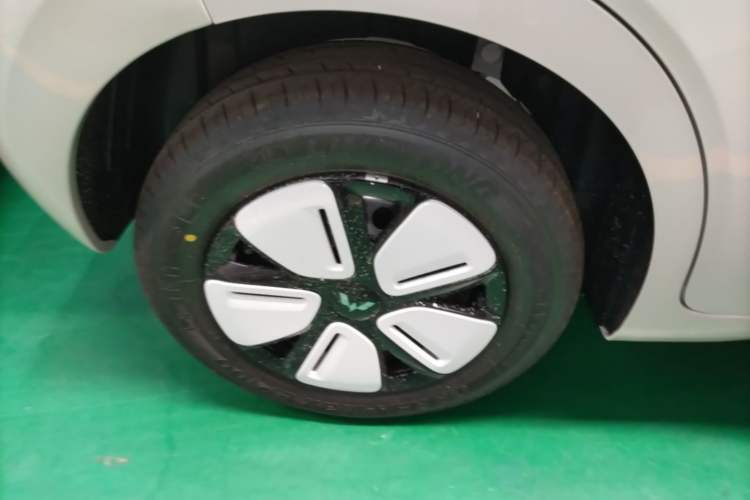 Used Wuling Hongguang MINIEV 2025 Four-Door Version Advanced Edition Right Rear Wheel Hub
