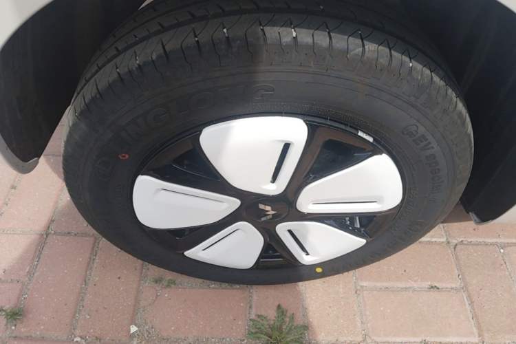 Used Wuling Hongguang MINIEV 2025 Four-Door Version Zhenxiang+ Edition Right Rear Wheel Hub