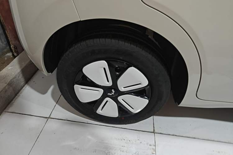 Used Wuling Hongguang MINIEV 2025 Four-Door Version Advanced Edition Right Rear Wheel Hub
