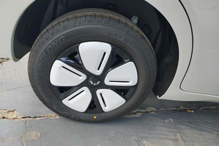 Used Wuling Hongguang MINIEV 2025 Four-Door Version Advanced Edition Right Rear Wheel Hub