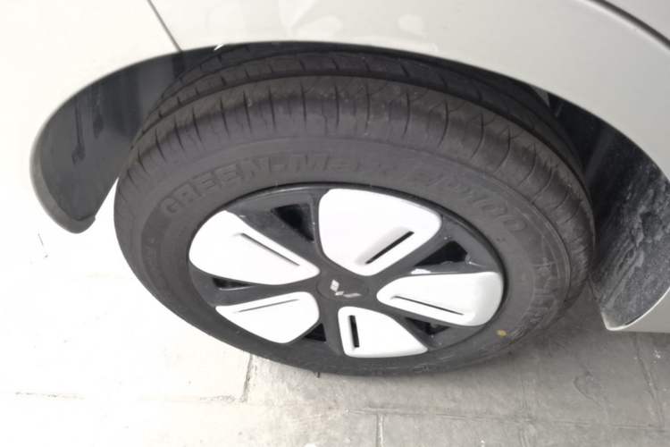Used Wuling Hongguang MINIEV 2025 Four-Door Version Advanced Edition Right Rear Wheel Hub