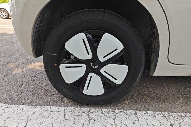 Used Wuling Hongguang MINIEV 2025 Four-Door Version Advanced Edition Right Rear Wheel Hub