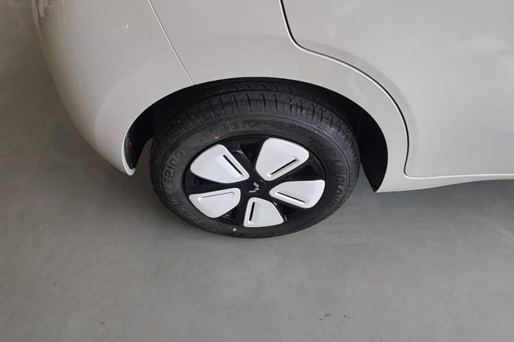 Used Wuling Hongguang MINIEV 2025 Four-Door Version Advanced Edition Right Rear Wheel Hub