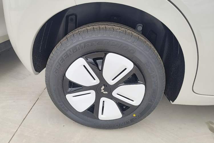 Used Wuling Hongguang MINIEV 2025 Four-Door Version Advanced Edition Right Rear Wheel Hub