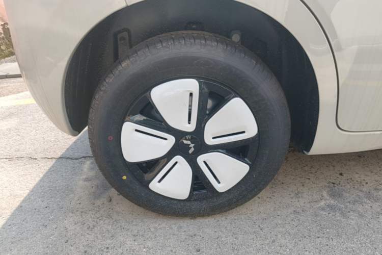 Used Wuling Hongguang MINIEV 2025 Four-Door Version Advanced Edition Right Rear Wheel Hub